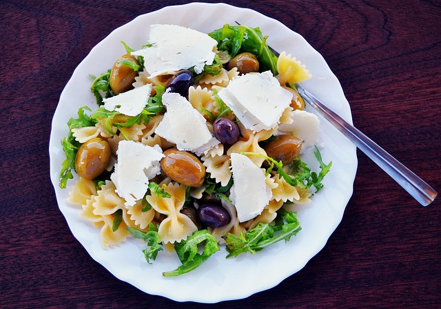 Orzo salade met feta en tomaat